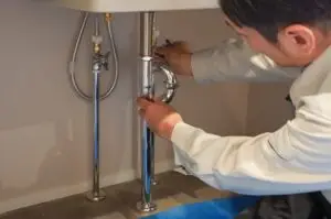 トイレ排水の点検を行う作業スタッフ