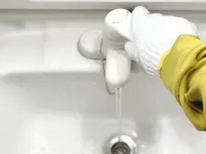 洗面所の水漏れ修理を行う作業スタッフ