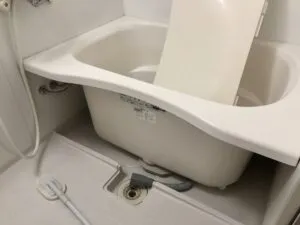 お風呂の排水口つまりを修理する作業スタッフ