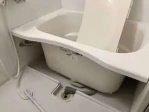 お風呂の排水口つまりを修理する作業スタッフ