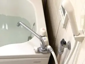 浴室の水漏れ箇所を点検する作業スタッフ