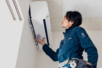エアコンの室外機を点検する技術者