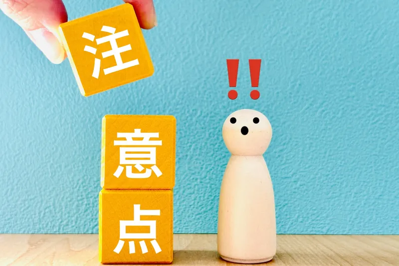 分電盤を確認する作業スタッフ
