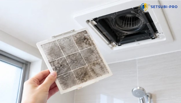 浴室換気扇のフィルターに付着したほこりを確認する様子