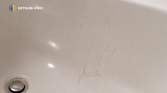 傷んだ浴槽の表面