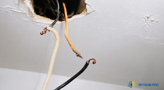 劣化した電気配線