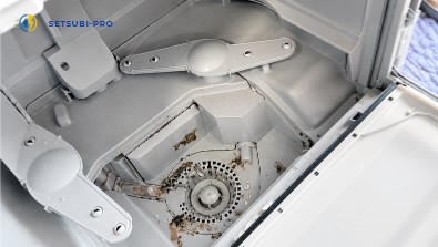 食洗機の庫内に食器やグラスを入れている状態