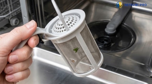 食洗機のフィルターに残さいや汚れがたまっている様子
