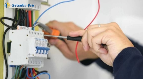 分電盤を点検する様子