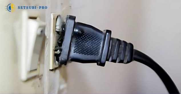 電源プラグを確認している様子