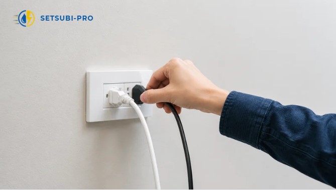 家電を別のコンセントに差して通電状況を確認する様子