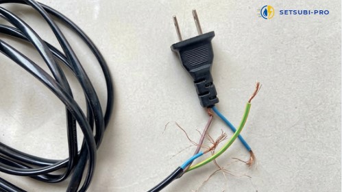 亀裂や劣化が見られる電源コード