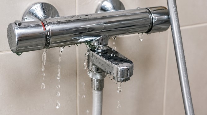 シャワー水栓本体から水が漏れている様子